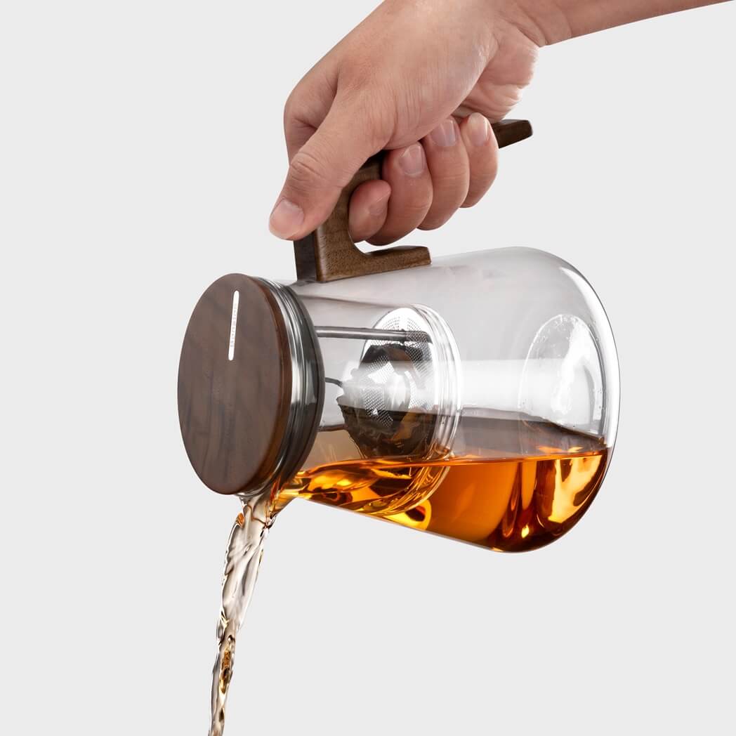 Glass Tea infuser pouring tea